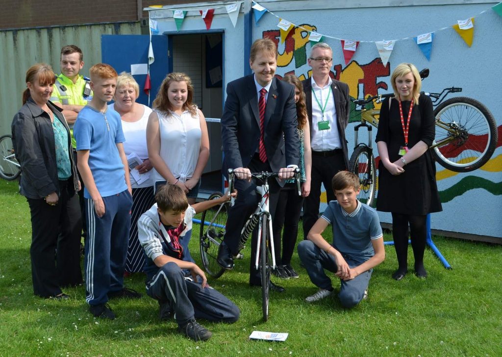 PCCMatthewEllis(centre),PCSOJohnathonCartwright(farleft),AnnSpilsbury(second infromleft)andNewcastleBoroughCouncillorTonyKearonwithstafffromMadeleyHighSchoolandmembersofUpcycleinfrontofthescheme’smobileoffice